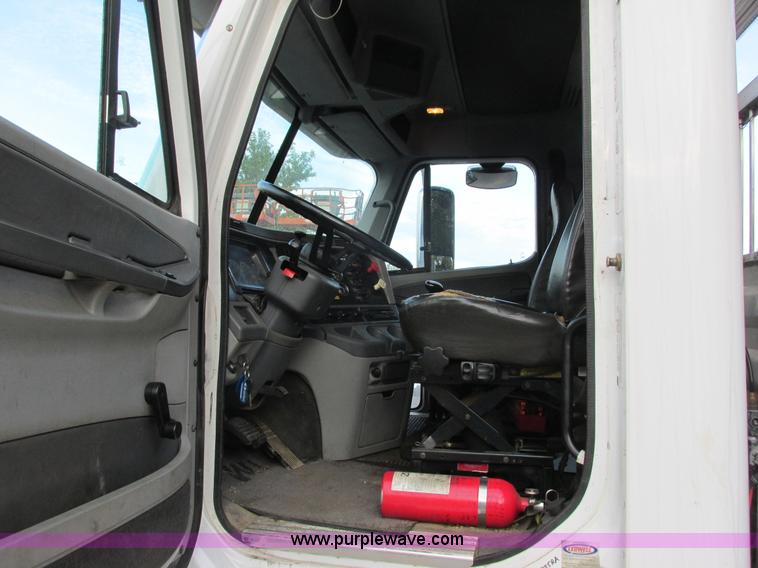 image for item I3833 2009 Freightliner Columbia semi truck