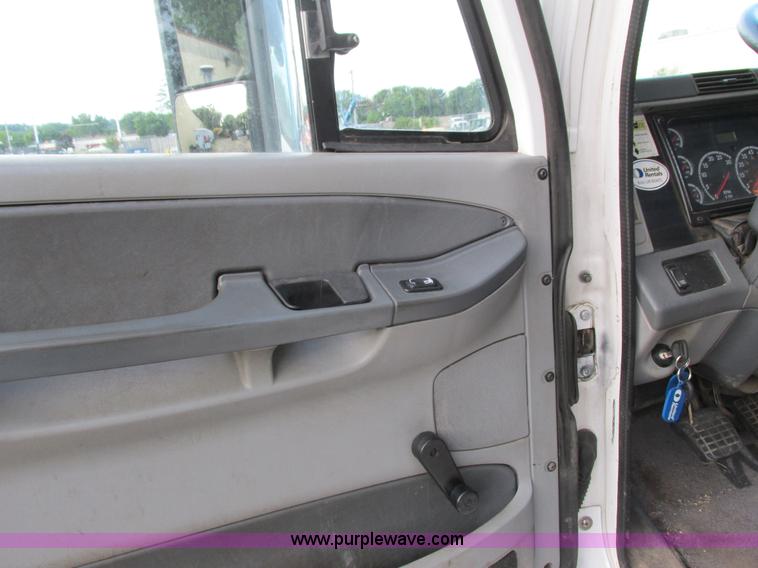 image for item I3833 2009 Freightliner Columbia semi truck