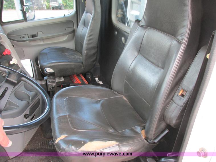 image for item I3833 2009 Freightliner Columbia semi truck