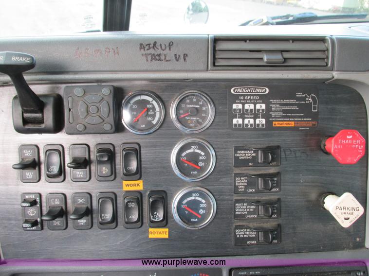 image for item I3833 2009 Freightliner Columbia semi truck