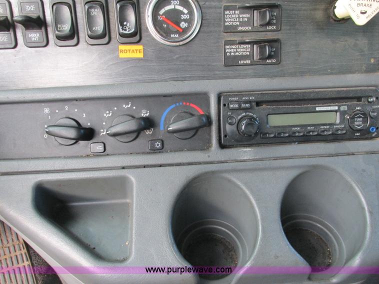 image for item I3833 2009 Freightliner Columbia semi truck