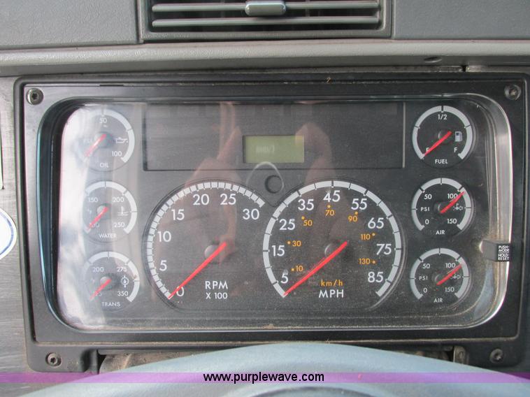 image for item I3833 2009 Freightliner Columbia semi truck