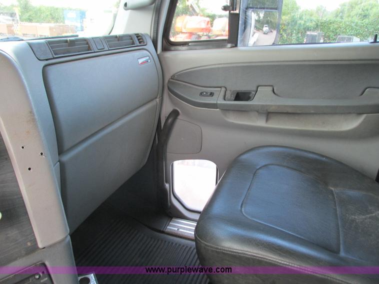 image for item I3833 2009 Freightliner Columbia semi truck