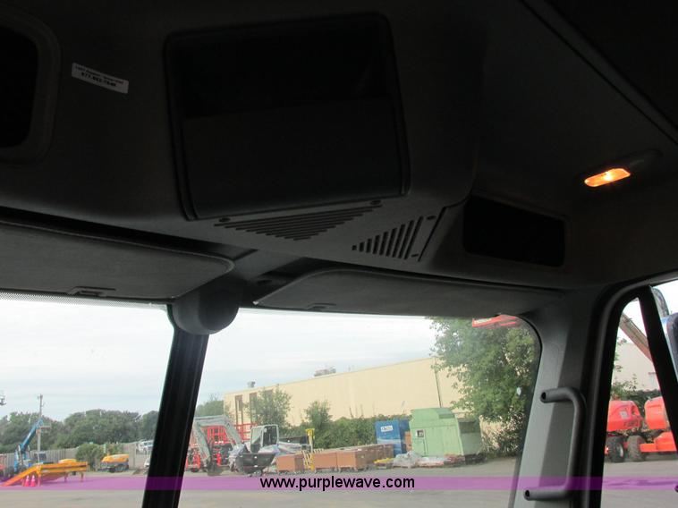 image for item I3833 2009 Freightliner Columbia semi truck