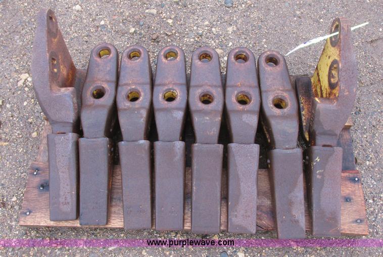 image for item I6059 Caterpillar loader cutting teeth