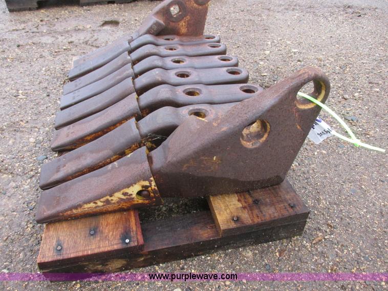 image for item I6059 Caterpillar loader cutting teeth