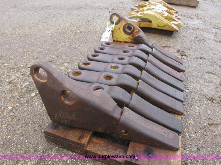 image for item I6059 Caterpillar loader cutting teeth