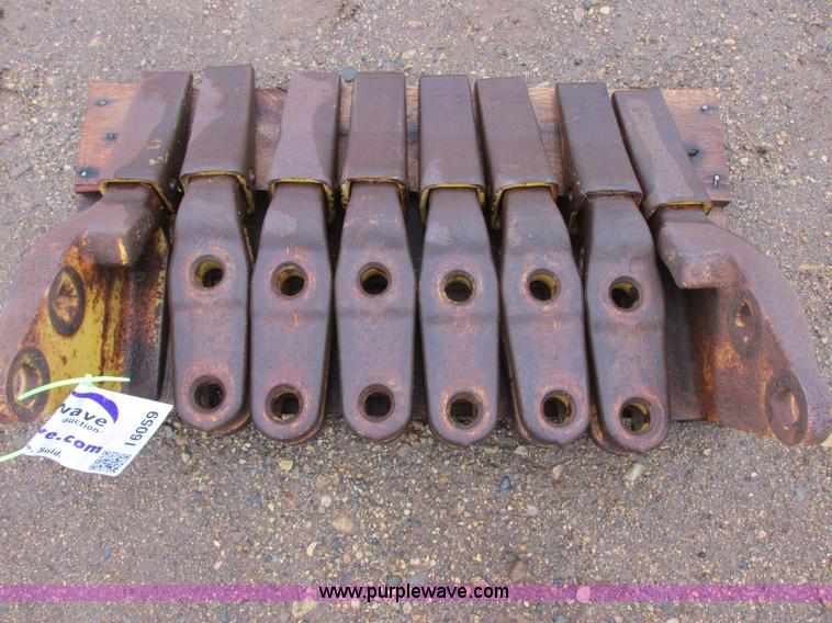 image for item I6059 Caterpillar loader cutting teeth