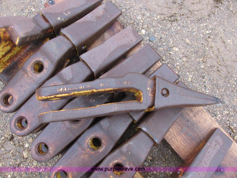 image for item I6059 Caterpillar loader cutting teeth