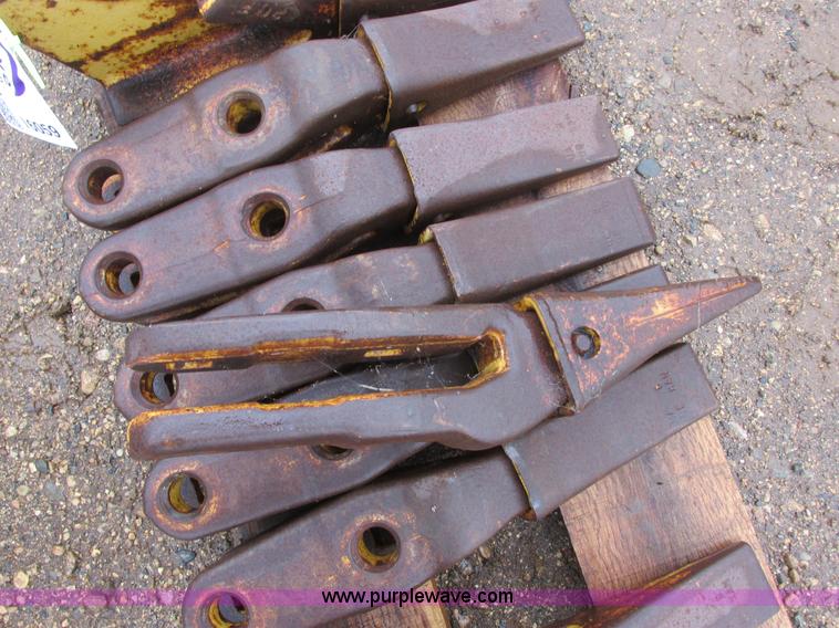 image for item I6059 Caterpillar loader cutting teeth