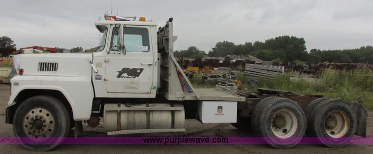 image for item I6136 1982 Ford LTL 9000 semi truck