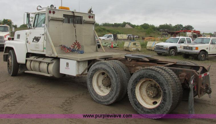 image for item I6136 1982 Ford LTL 9000 semi truck