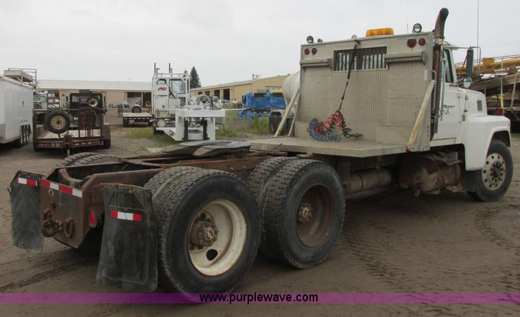 image for item I6136 1982 Ford LTL 9000 semi truck