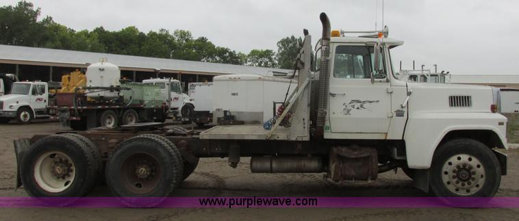 image for item I6136 1982 Ford LTL 9000 semi truck