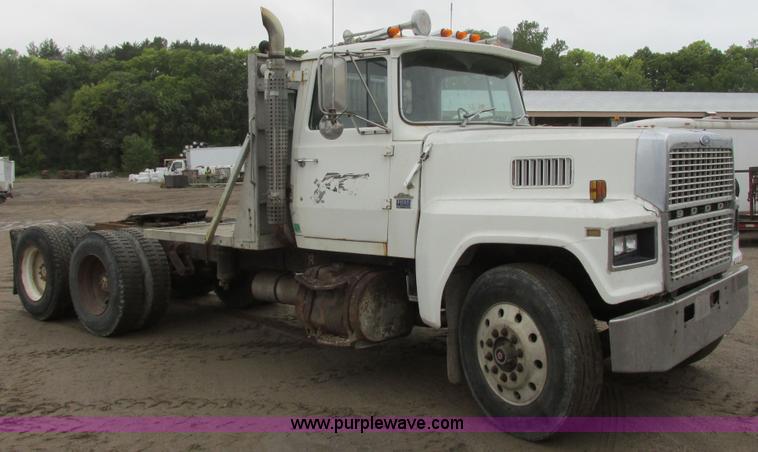 image for item I6136 1982 Ford LTL 9000 semi truck