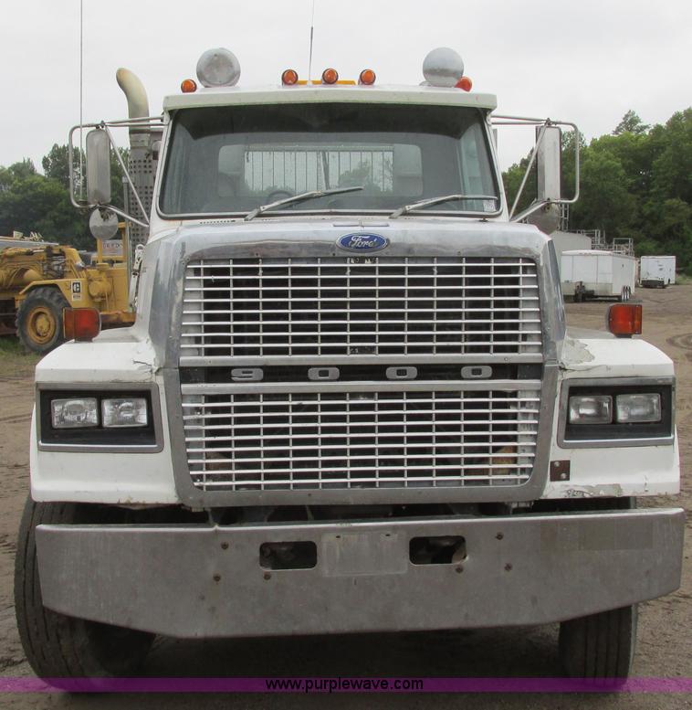 image for item I6136 1982 Ford LTL 9000 semi truck