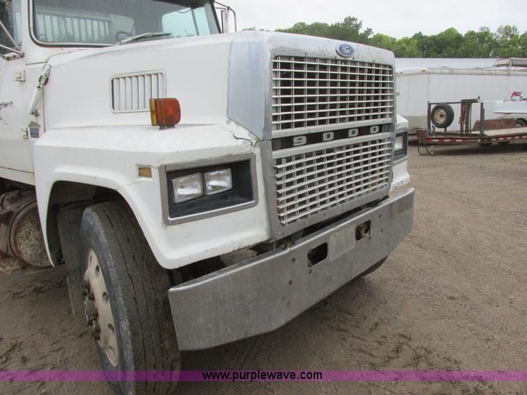 image for item I6136 1982 Ford LTL 9000 semi truck
