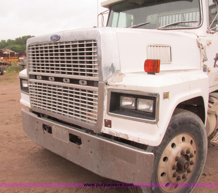 image for item I6136 1982 Ford LTL 9000 semi truck