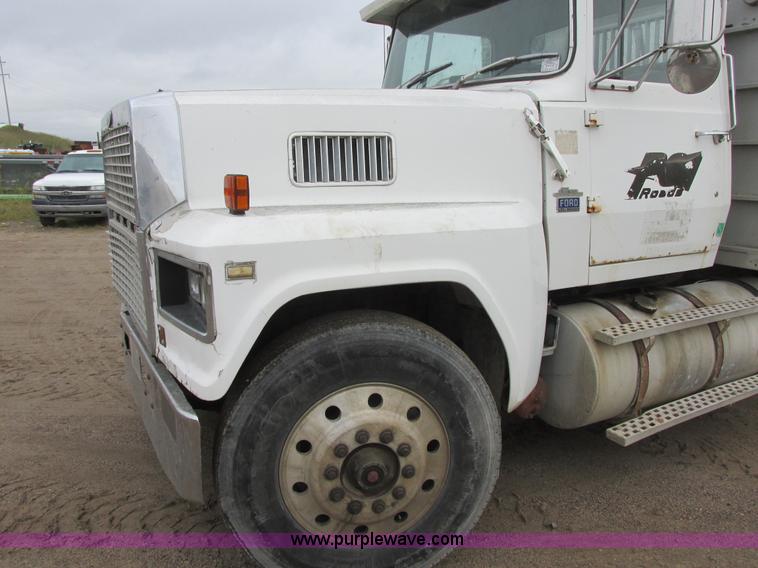 image for item I6136 1982 Ford LTL 9000 semi truck