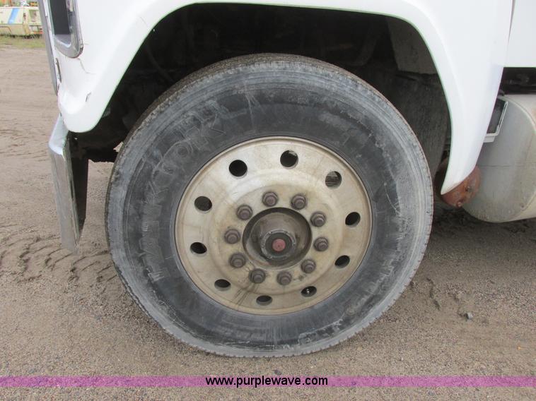 image for item I6136 1982 Ford LTL 9000 semi truck