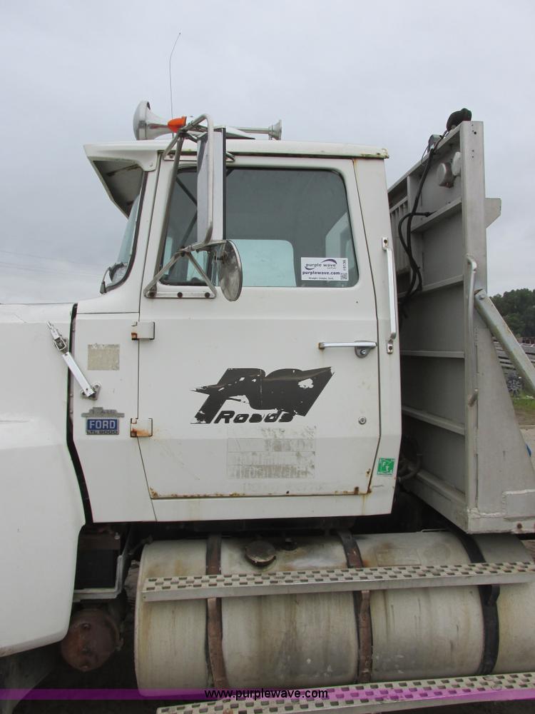 image for item I6136 1982 Ford LTL 9000 semi truck