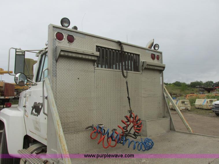 image for item I6136 1982 Ford LTL 9000 semi truck