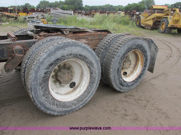 image for item I6136 1982 Ford LTL 9000 semi truck