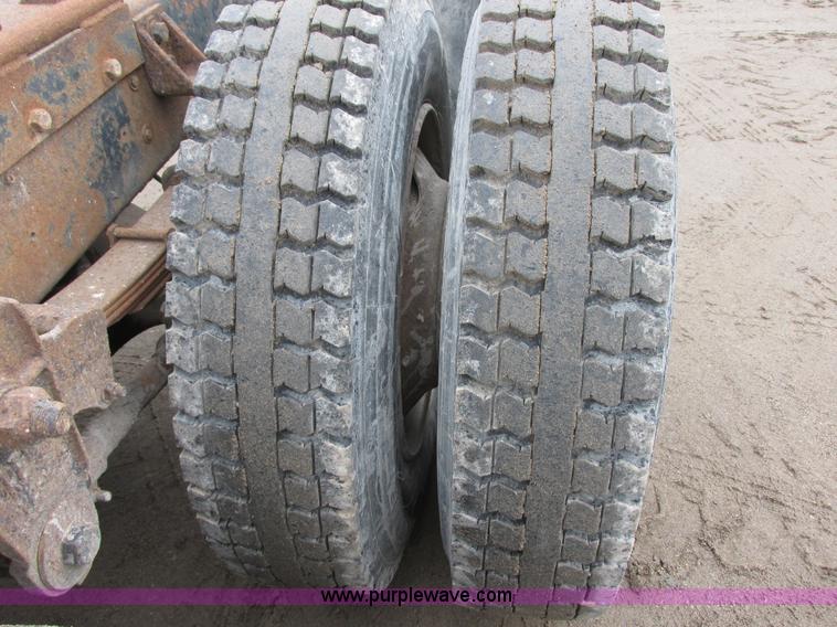 image for item I6136 1982 Ford LTL 9000 semi truck