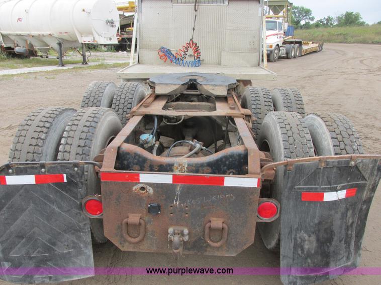 image for item I6136 1982 Ford LTL 9000 semi truck