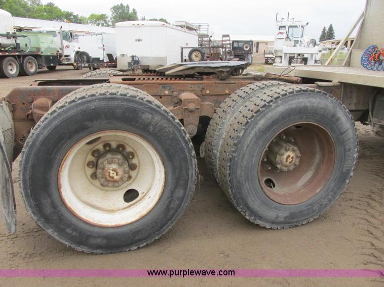 image for item I6136 1982 Ford LTL 9000 semi truck