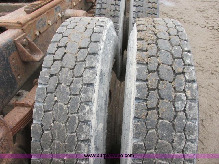 image for item I6136 1982 Ford LTL 9000 semi truck