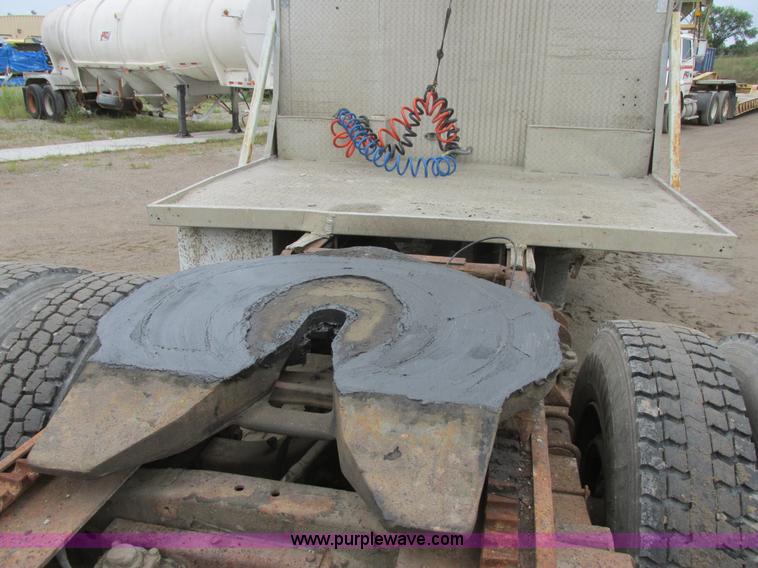 image for item I6136 1982 Ford LTL 9000 semi truck