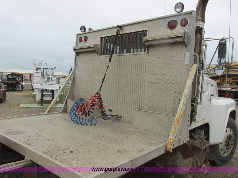 image for item I6136 1982 Ford LTL 9000 semi truck