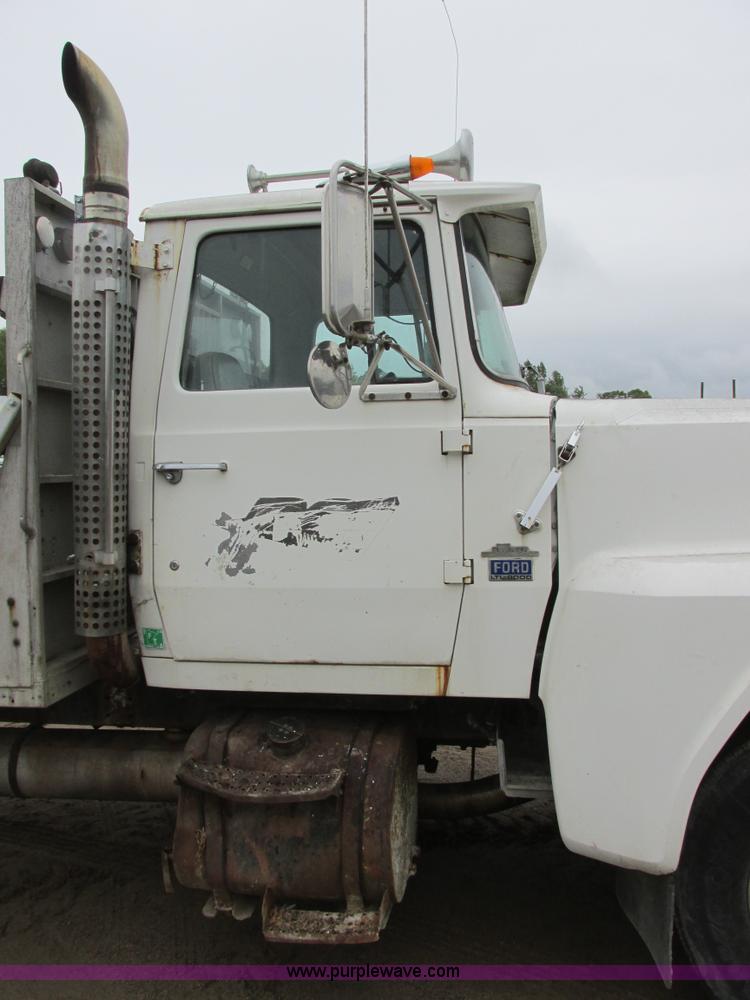 image for item I6136 1982 Ford LTL 9000 semi truck