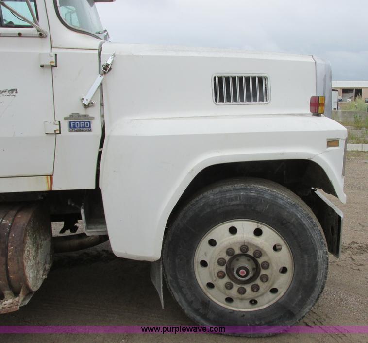 image for item I6136 1982 Ford LTL 9000 semi truck