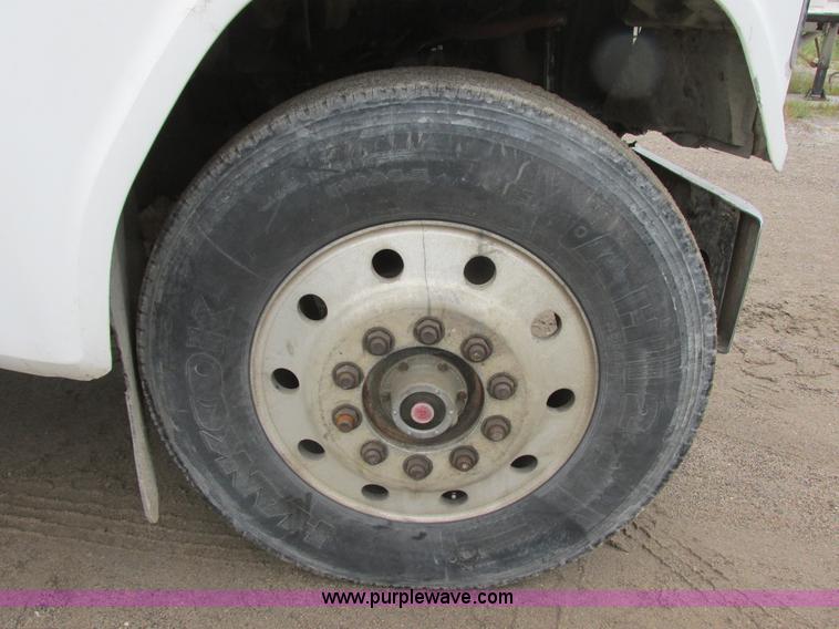 image for item I6136 1982 Ford LTL 9000 semi truck