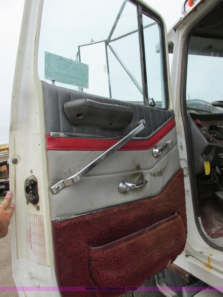 image for item I6136 1982 Ford LTL 9000 semi truck