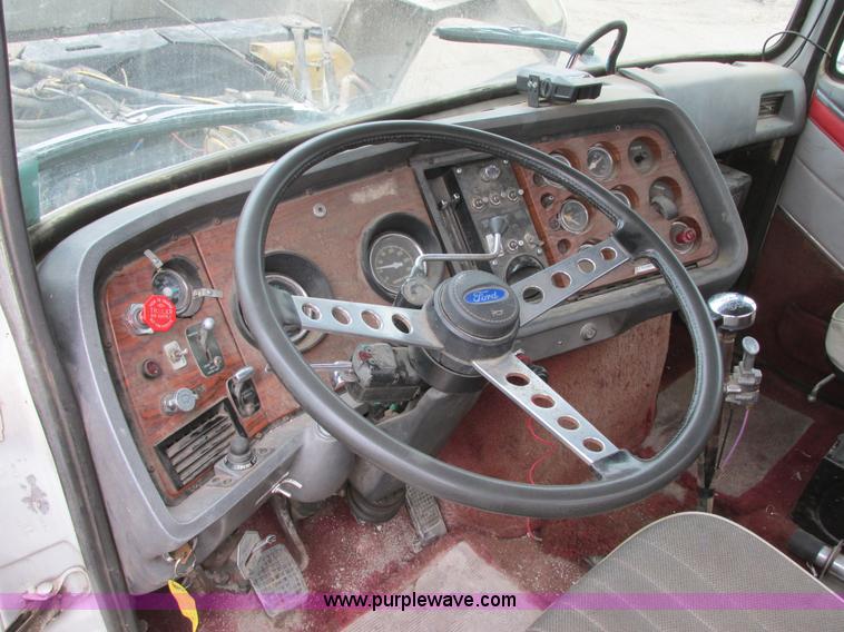 image for item I6136 1982 Ford LTL 9000 semi truck