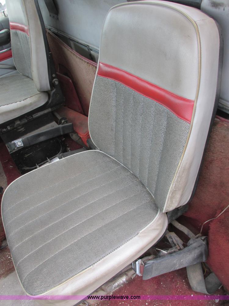 image for item I6136 1982 Ford LTL 9000 semi truck