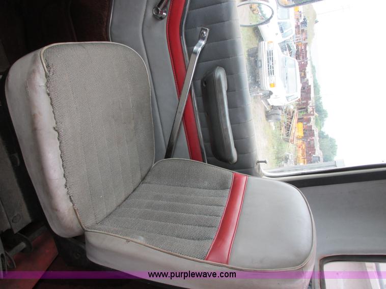 image for item I6136 1982 Ford LTL 9000 semi truck