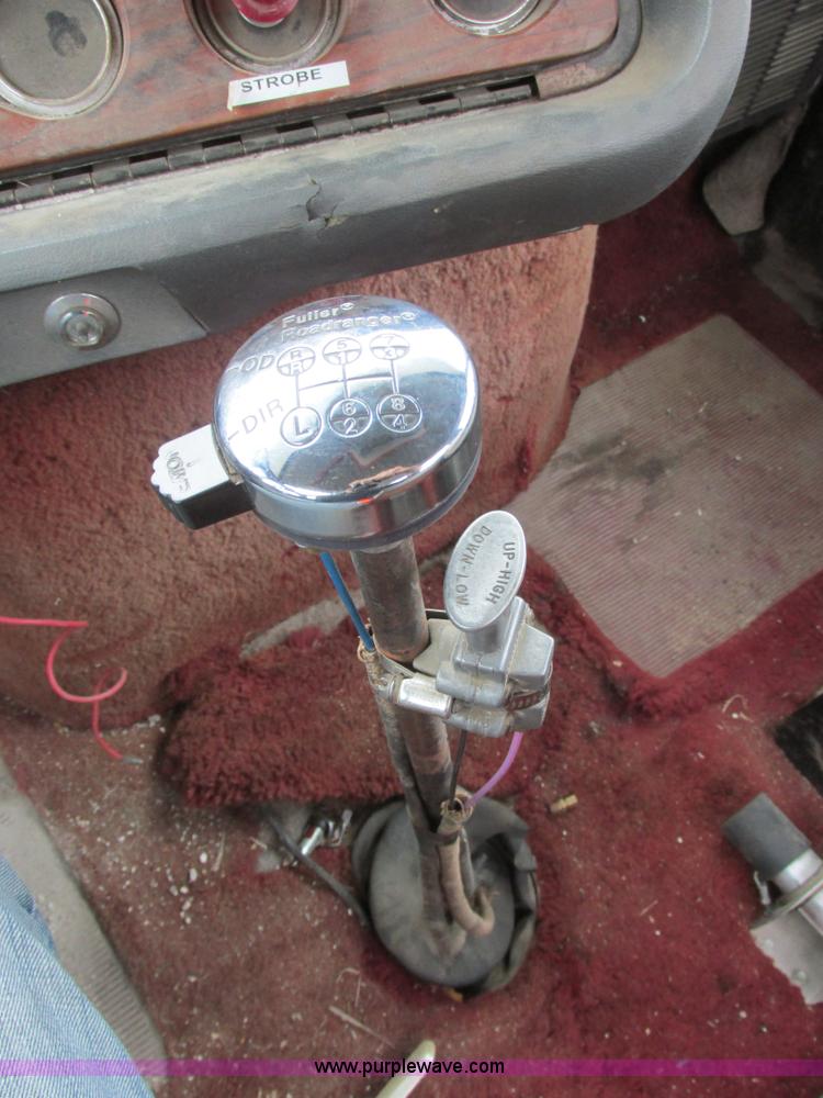 image for item I6136 1982 Ford LTL 9000 semi truck