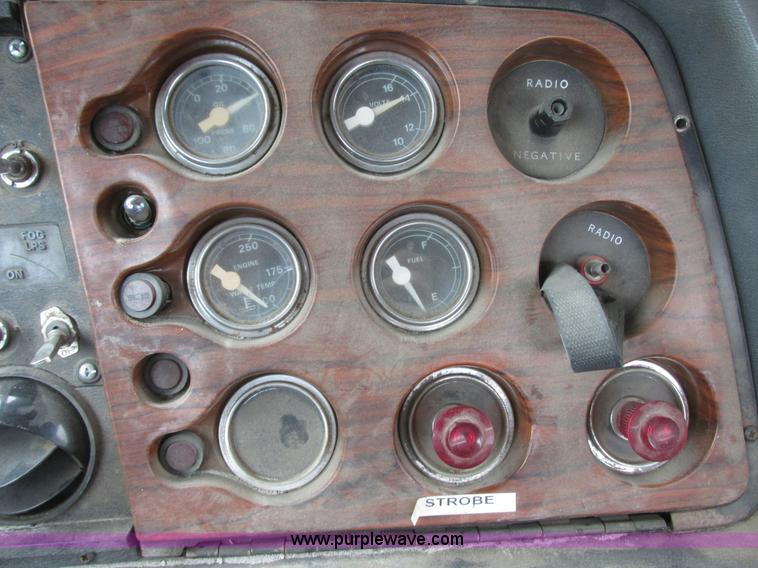 image for item I6136 1982 Ford LTL 9000 semi truck