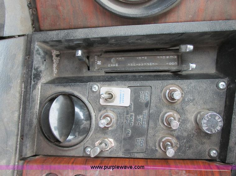 image for item I6136 1982 Ford LTL 9000 semi truck