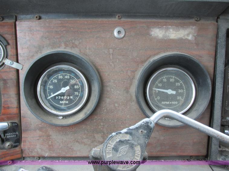 image for item I6136 1982 Ford LTL 9000 semi truck