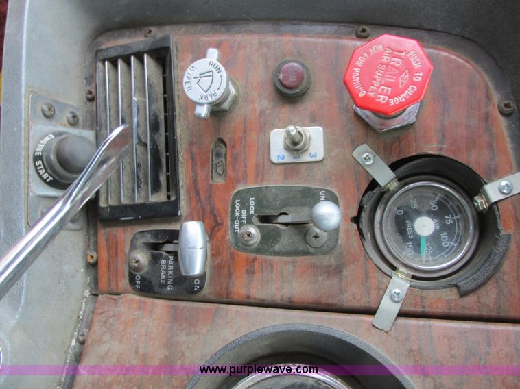 image for item I6136 1982 Ford LTL 9000 semi truck