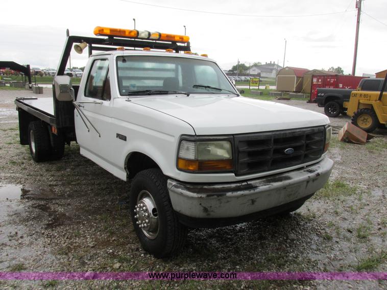 image for item I8949 1993 Ford F450 Super Duty XL flatbed truck