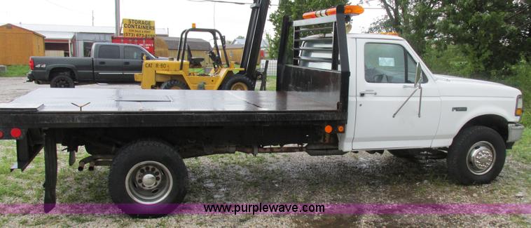 image for item I8949 1993 Ford F450 Super Duty XL flatbed truck