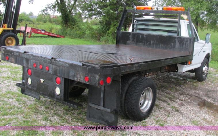 image for item I8949 1993 Ford F450 Super Duty XL flatbed truck