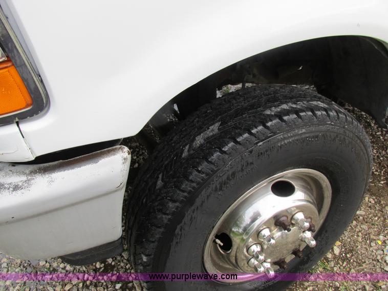 image for item I8949 1993 Ford F450 Super Duty XL flatbed truck