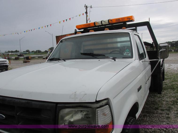 image for item I8949 1993 Ford F450 Super Duty XL flatbed truck